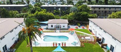 Una piscina al aire libre