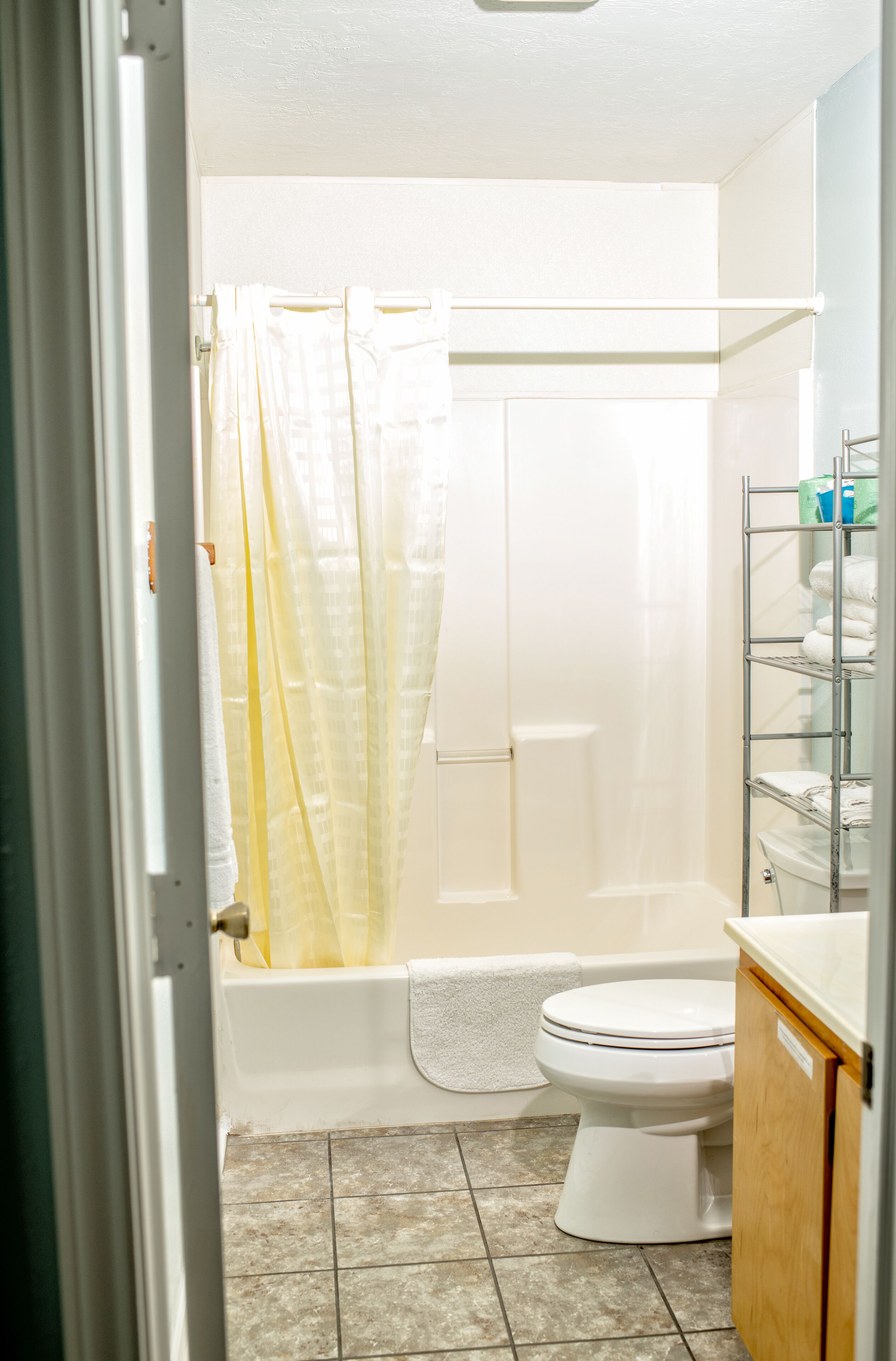Un baño con bañera, inodoro y cortina de ducha.
