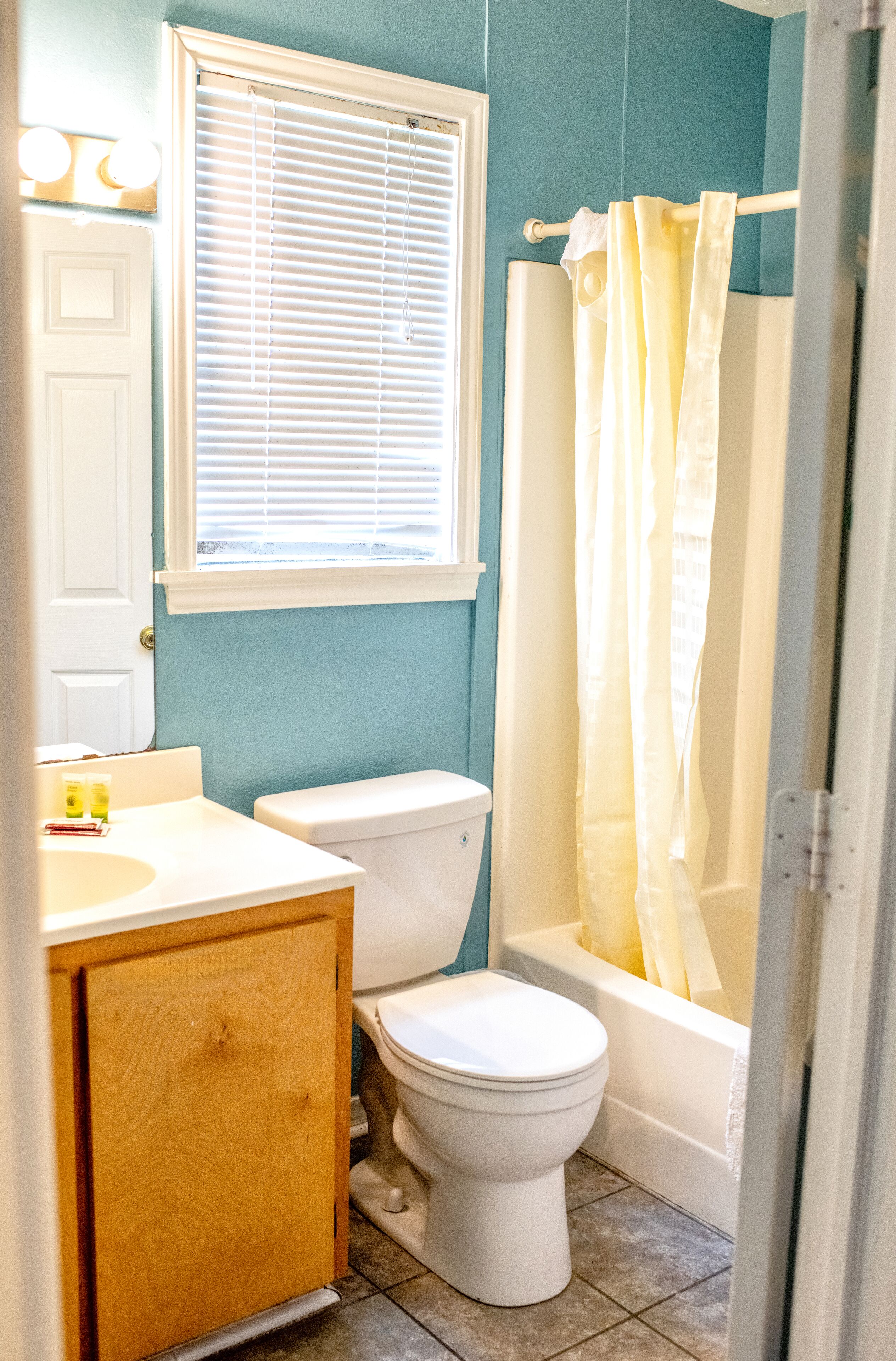Une salle de bain avec des toilettes, un lavabo et une baignoire.