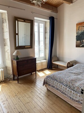 3 bedrooms, iron/ironing board, free WiFi, bed sheets - Chateau Doleron, Intra-muros, house with garden, 300m from  beach and market (Le Château-d'Oléron)