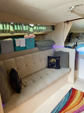 1 bedroom, desk, free WiFi, bed sheets - Studio 54 Themed Boat St. Tropez (Providence)
