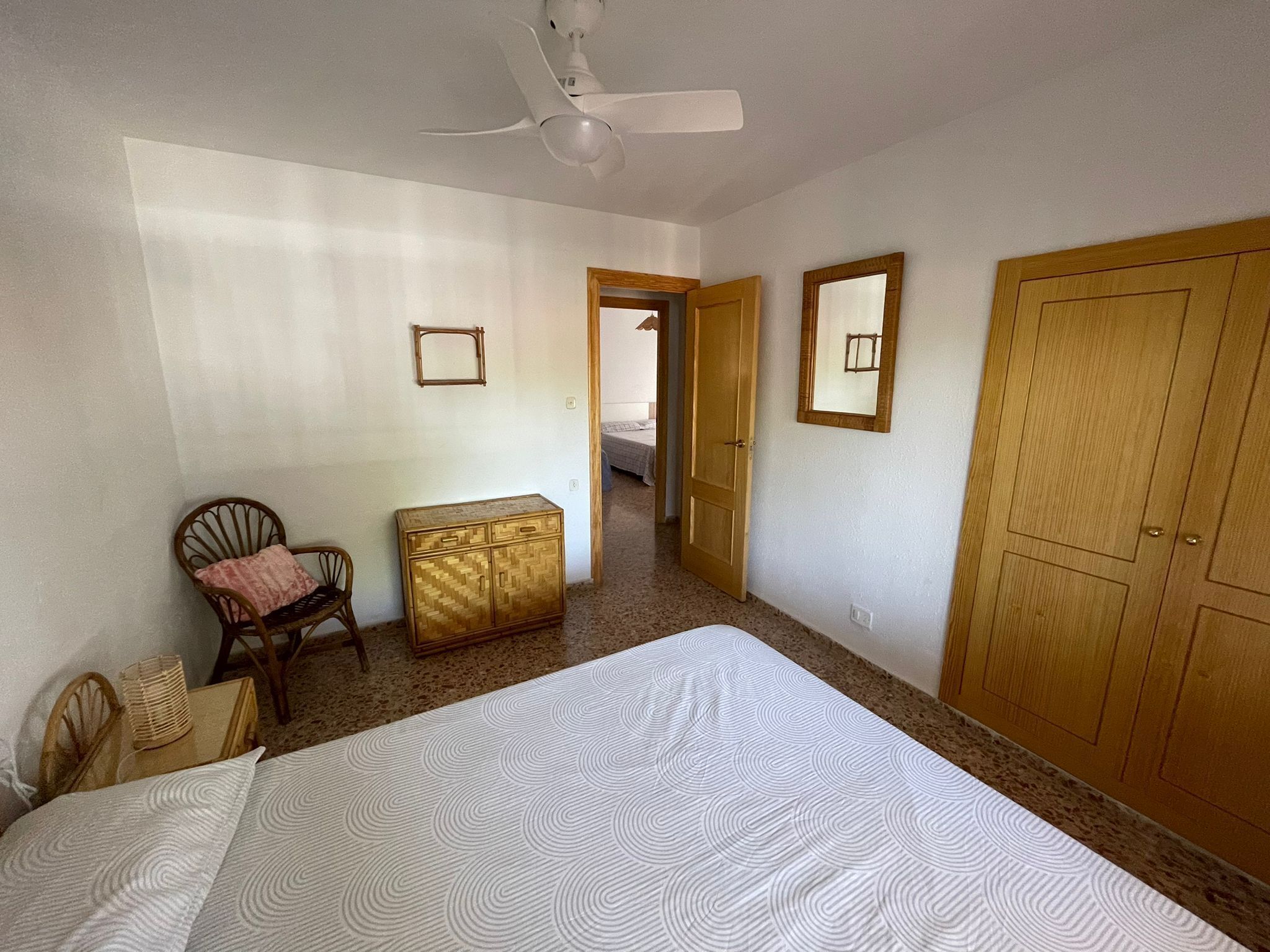 4 slaapkamers, een strijkplank/strijkijzer, reisbedje, gratis wifi