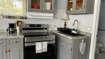 Coffee/tea maker, fridge, microwave, oven