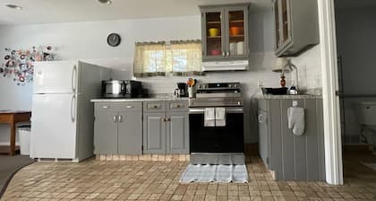 Cute Cottage - Center of the Door Peninsula - Pet Friendly!