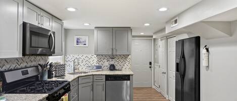 Kühlschrank, Mikrowelle, Ofen, Herdplatte