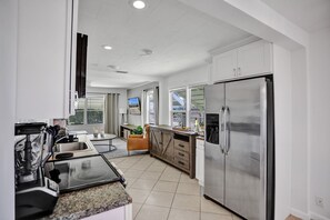 Geladeira, micro-ondas, fogão, cooktop