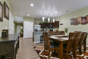 Dining - GORGEOUS 3-BEDROOM LUXURY CONDO/HEART OF BRANSON/INDOOR POOL/SPACIOUS/NO-STEPS! (Branson)