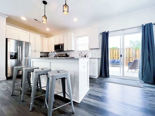 Dual Homes, 8 Beds: A Double Delight in Wilmington!