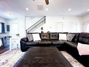 TV - Dual Homes, 8 Beds: A Double Delight in Wilmington! (Wilmington)