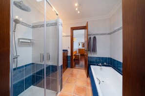 Secador de pelo, bidé, toallas y jabón