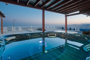 Una piscina al aire libre, una piscina climatizada