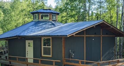 Explore Alaska from unique Creekside Chalet! Peace & quiet 20 minutes to city.