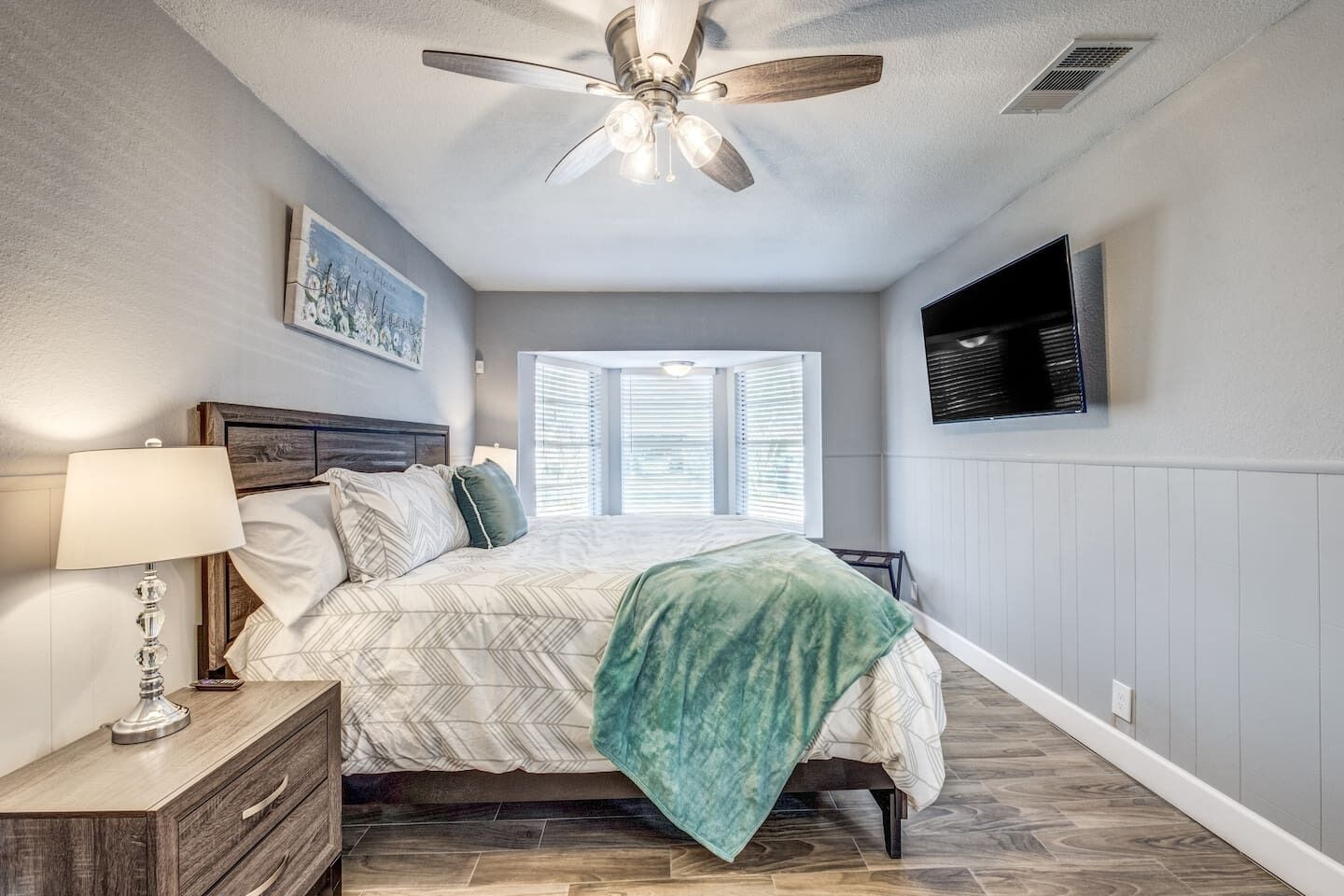 4 bedrooms, desk, iron/ironing board, travel crib