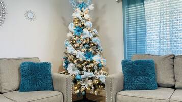 Smart-TV, Tischfußball, Tischtennisplatte