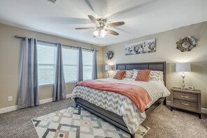 4 sovrum, skrivbord, strykjärn/strykbräda och resesäng