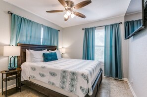 3 habitaciones, escritorio y tabla de planchar con plancha 