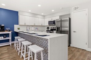 冰箱、微波炉、烤箱、炉灶