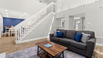 Smart-TV, Kamin, Videospiele, Tischfußball