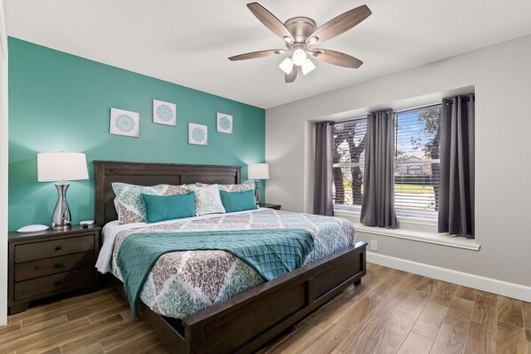 4 bedrooms, desk, iron/ironing board, travel cot - Perfect for Rodeo | 3BR Near Lackland - Book Now! (San Antonio)