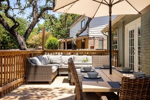 Outdoor dining - Perfect for Rodeo | 3BR Near Lackland - Book Now! (San Antonio)