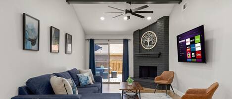 Téléviseur connecté, foyer, table de ping-pong