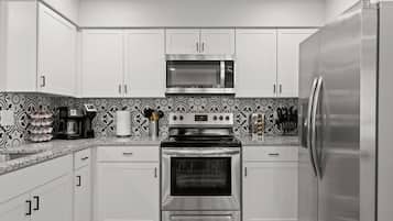 Kühlschrank, Mikrowelle, Ofen, Herdplatte