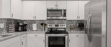 ثلاجة، ميكروويف، فرن، موقد طهي مسطح