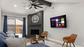 Smart-TV, Kamin, Tischtennisplatte