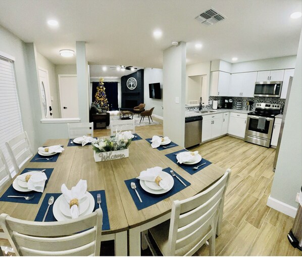 Dining - Sleeps 10 | New Year Discounts - Book Now (San Antonio)