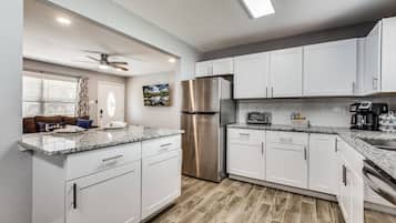 Refrigerador, microondas, horno, placa de cocina