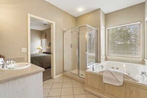 Combined shower/bathtub, jetted bath, hair dryer, towels - Peaceful Condo in a Beautiful Community near Silver Dollar City (Reeds Spring)