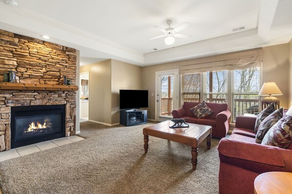 Smart-tv, eldstad och dvd-spelare