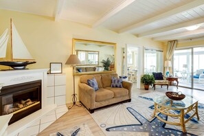 TV, fireplace, DVD player, books - Between the Dunes: Breezy Beachfront Oceano Home! (Oceano)