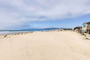 On the beach - Between the Dunes: Breezy Beachfront Oceano Home! (Oceano)