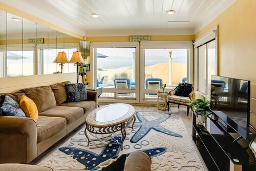Between the Dunes: Breezy Beachfront Oceano Home!