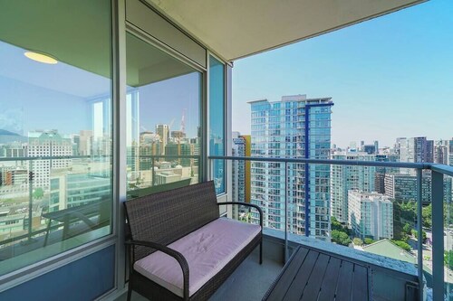 Gorgeous Water View Unit in Downtown Vancouver