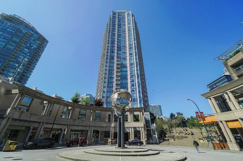 Gorgeous Water View Unit in Downtown Vancouver