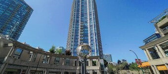 Gorgeous Water View Unit in Downtown Vancouver
