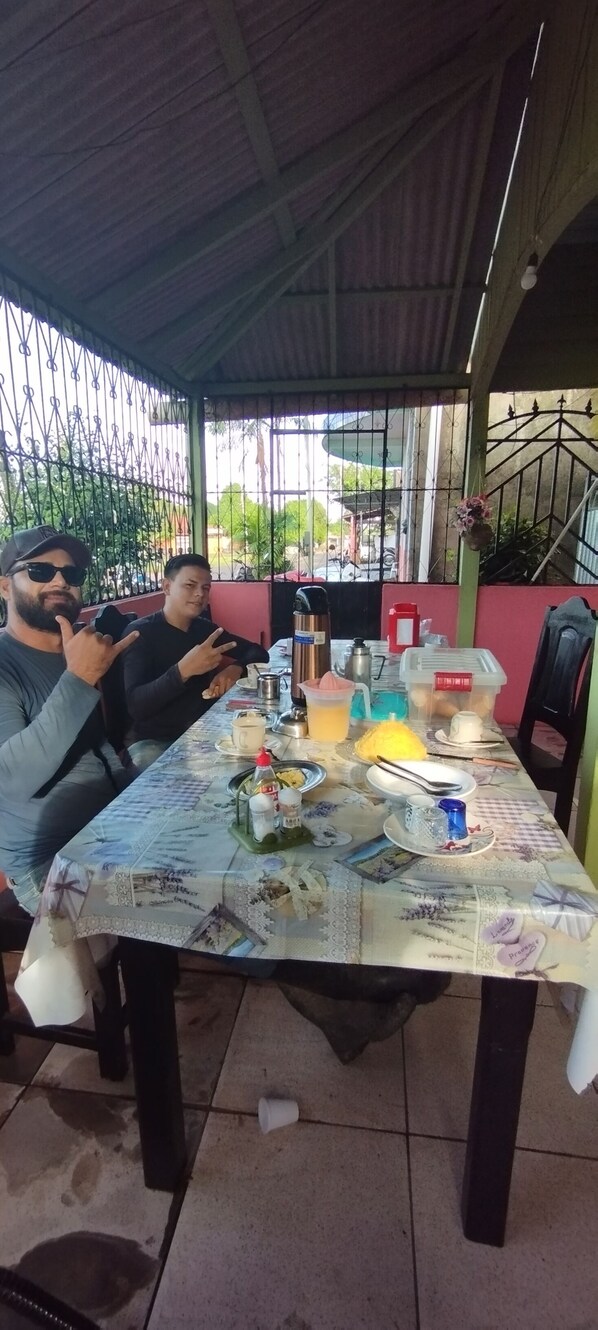 Free daily continental breakfast - Pousada da Ray (Curuá)