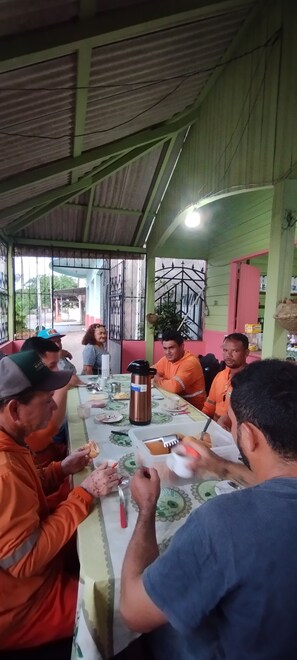 Free daily continental breakfast - Pousada da Ray (Curuá)