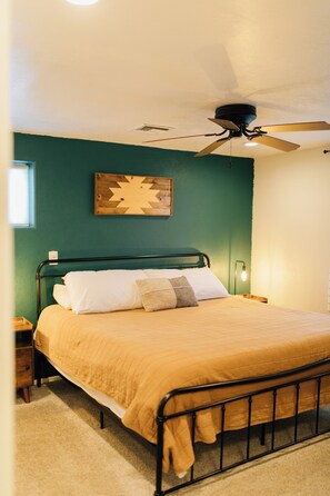 3 Schlafzimmer, Schreibtisch, Bügeleisen/Bügelbrett, Reisekinderbett