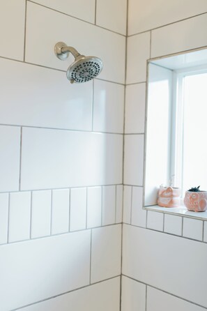Een douche, een haardroger, handdoeken, zeep
