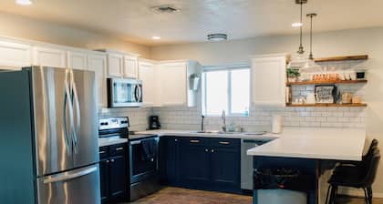 Pet & Family Friendly 3 Bedroom Home in Heart of Thatcher