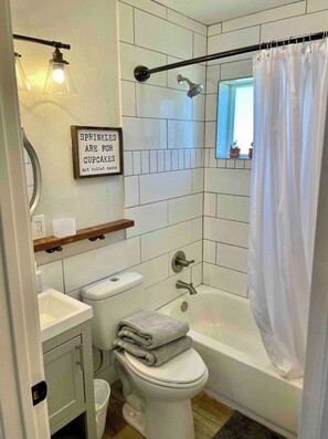 Dusche, Haartrockner, Handtücher, Seife