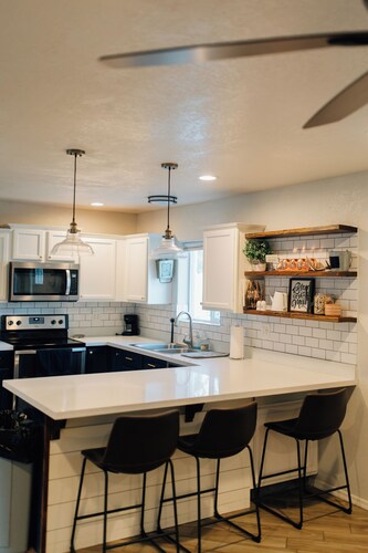 Pet & Family Friendly 3 Bedroom Home in Heart of Thatcher 