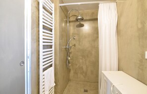 Shower, hair dryer - Nice home in Madonna del Sasso - Boleto (Madonna del Sasso - Boleto)