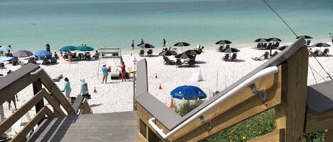Plage à proximité, chaise longue