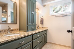 Douche, sèche-cheveux, serviettes fournies