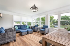 Smart-TV, peis, bordtennis og bøker