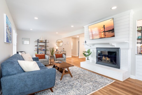 TV connectée, cheminée, table de tennis de table, livres